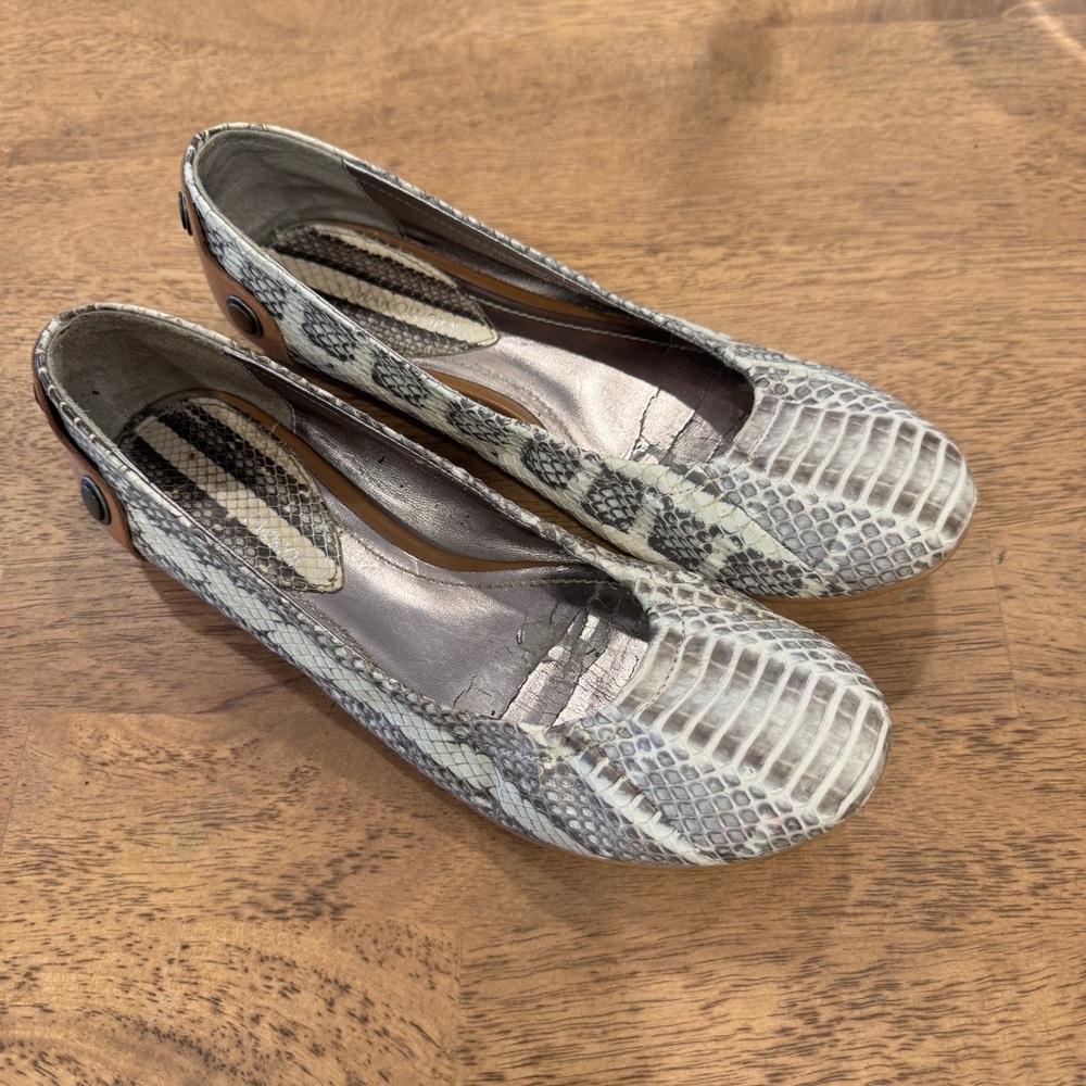 B. Makowsky BMROSE Snakeskin Print Ballet Flats Womens 7M Beige Studded Heel